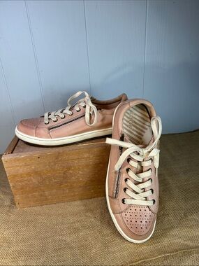 Taos Zipster Shell Pink Leather Lace-Up Sneakers
